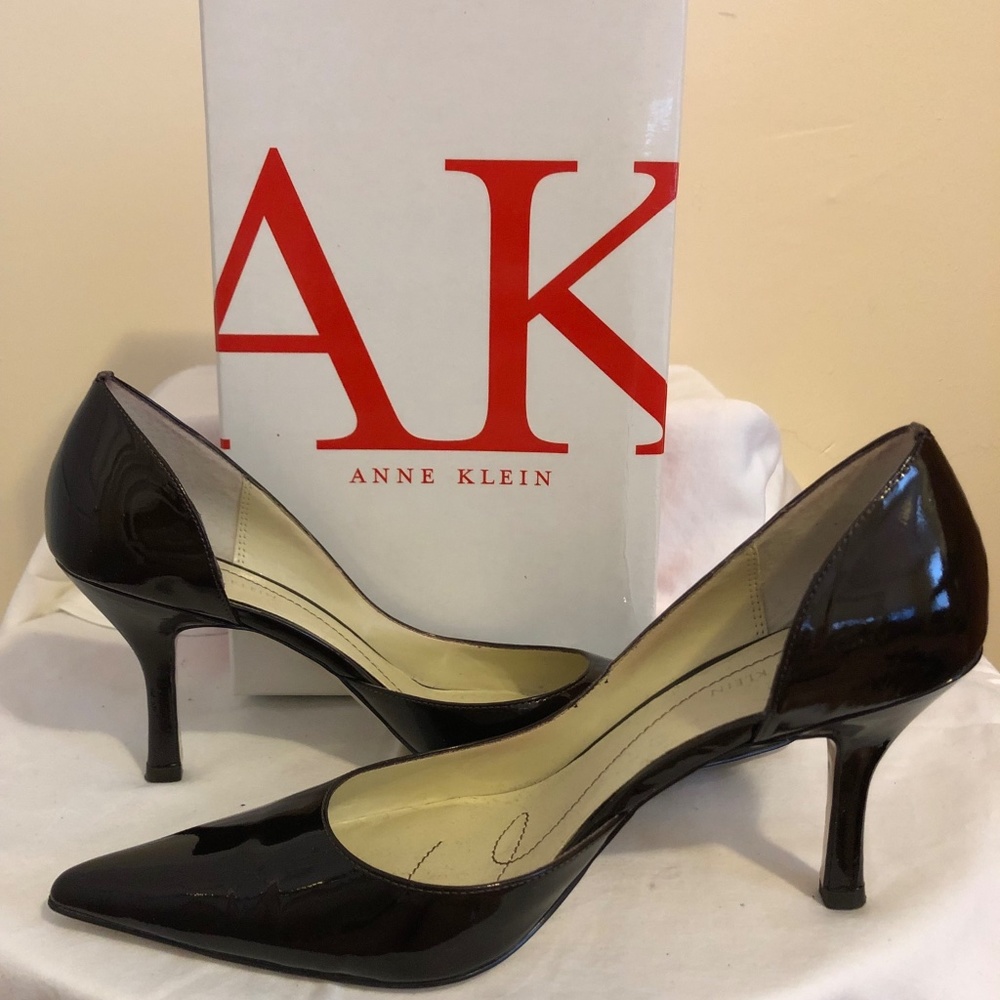 Brown patent leather Anne Klein pump - size 9